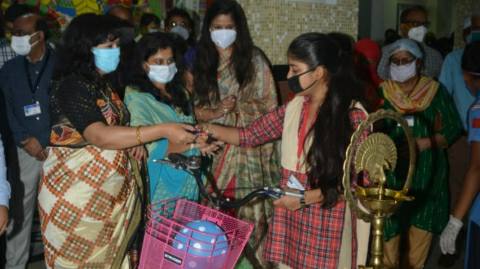 महिला कल्याण संगठन-दानापुर की अध्यक्षा सुप्रिया ने रेलकर्मियों के बेटियों के बीच साईकिल का किया वितरण