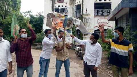 आरा- छात्र राजद ने सिविल सर्जन का पुतला फूंका
