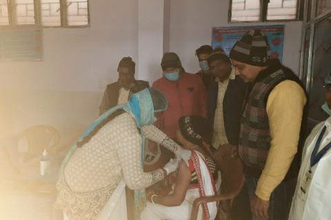 Shahpur Bihiya-Health workers get vaccinated on the first day of corona vaccination