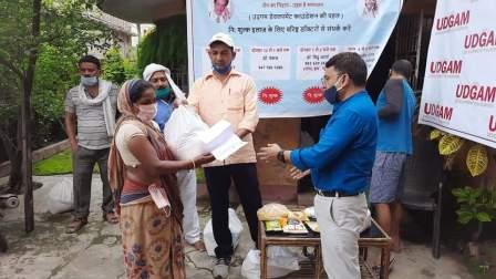 Dr. Kumari Soni distributed ration material to the poor