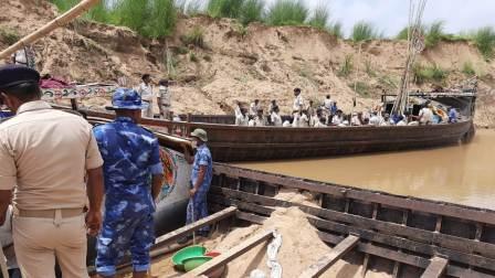 Son Diyara-Forty arrested for illegal sand mining, nine boats seized