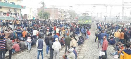 Students burn train in Bihar Arrah