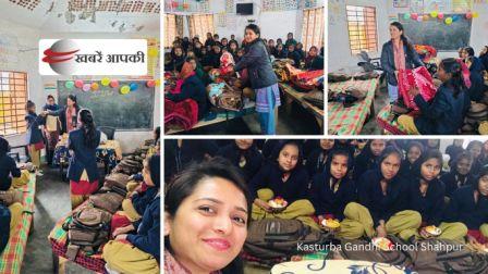 Kasturba Gandhi School Shahpur-सीओ श्रेया मिश्रा द्वारा कस्तूरबा गांधी विद्यालय में छात्राओं को पाठ्य सामग्री का वितरण