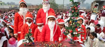 Little Santa Claus- नन्हें सांता क्लाज़ ने बांटे क्रिसमस गिफ्ट