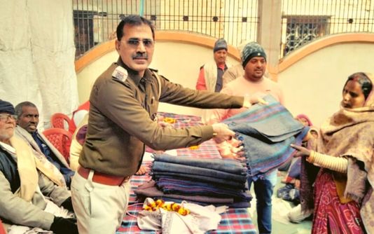 Bariswan News -शाहपुर के बरिसवन में समाजसेवियो एवं थानाध्यक्ष द्वारा गरीबों के बीच किया गया कंबल वितरण