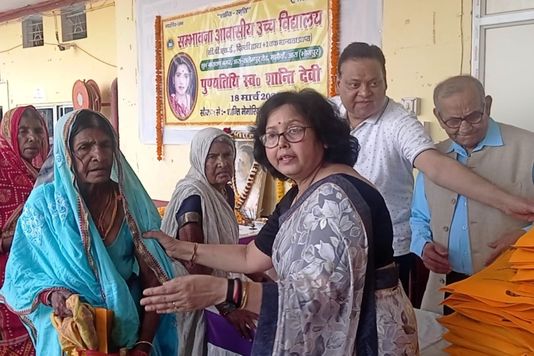 Shanti-Devi 29th death anniversary - भोजपुर में 250 जरुरतमंदो के बीच वस्त्र एवं प्रसाद हुआ वितरित