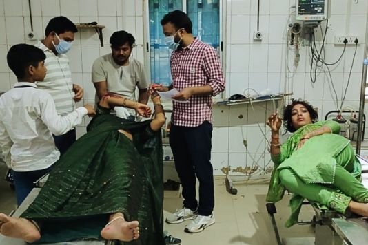 Injured Preeti and Riya - पति के अवैध संबंध का विरोध करने पर सगी बहनों को पीटा