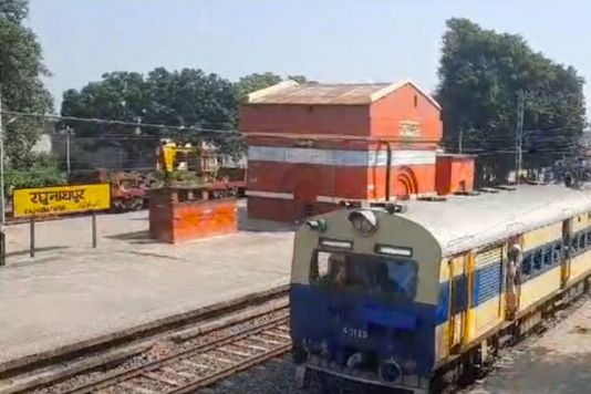 Raghunathpur - train operations started - रघुनाथपुर स्टेशन: अप और डाउन लाइन पर 44 घंटे बाद शुरू हुआ परिचालन