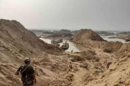 sand mining in Son River - आधी रात सोन में छापेमारी, अवैध बालू खनन कर रहें कई माफिया गिरफ़्तार