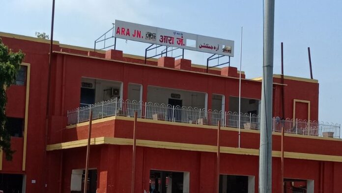 Latest news of Arrah station - पैसेंजर ट्रेन की बोगी में शव, आरा स्टेशन पर मची लोगों के बीच अफरा-तफरी