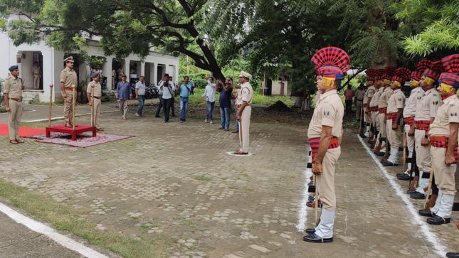 In Ara - DGP: डीजीपी ने अपराध और कांडों की गहन समीक्षा की। हत्या, लूट, डकैती और एससी-एसटी जैसे गंभीर कांडों का शीघ्र उद्भेदन और लंबित कांडों का निष्पादन करने का निर्देश दिया।