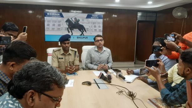 शाम 6 बजे भोजपुर जिलाधिकारी तनय सुल्तानिया एवं पुलिस अधीक्षक मिस्टर राज द्वारा संयुक्त रूप से प्रेस कॉन्फ्रेंस किया गया।