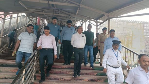 Inspection of Ara Junction, DRM gave many instructions - प्लेटफ़ॉर्म पर कई जगह गड्ढे देख नाराजगी जता दुरुस्त करने का निर्देश दिया 