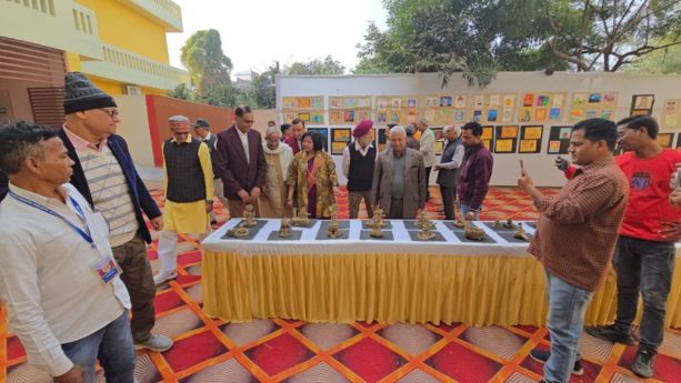 function of Sambhavna School - अतिथियों द्वारा बच्चों द्वारा निर्मित कला एवं शिल्प प्रदर्शनी का स्वावलोकन 