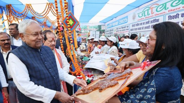 Pragati Yatra - Bhojpur  - मुख्यमंत्री ने कहा जीविका दीदियां काफी अच्छा काम कर रही हैं