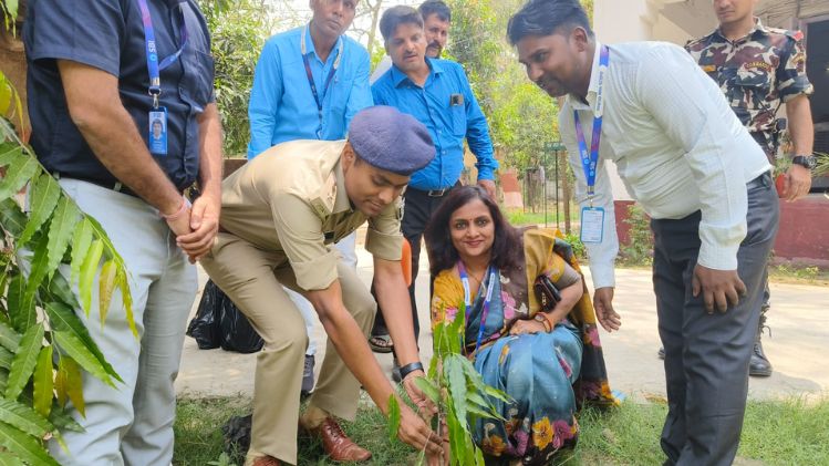 विश्व पर्यावरण दिवस के अवसर पर नवीन पुलिस केंद्र में वृक्षारोपण कार्यक्रम हुआ विश्व पर्यावरण दिवस के अवसर पर नवीन पुलिस केंद्र में वृक्षारोपण कार्यक्रम हुआ