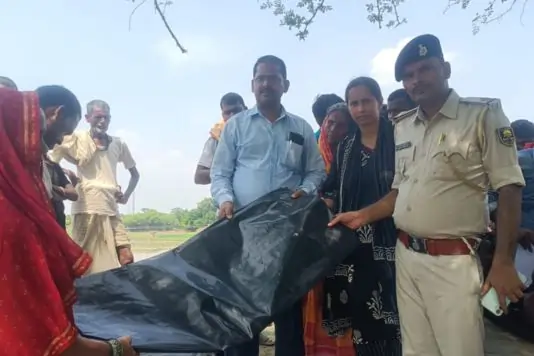 Bhojpur district administration - अस्थायी आवास:पॉलीथीन शीट्स का वितरण करके प्रभावित परिवारों को अस्थायी आश्रय प्रदान किया जा रहा है।