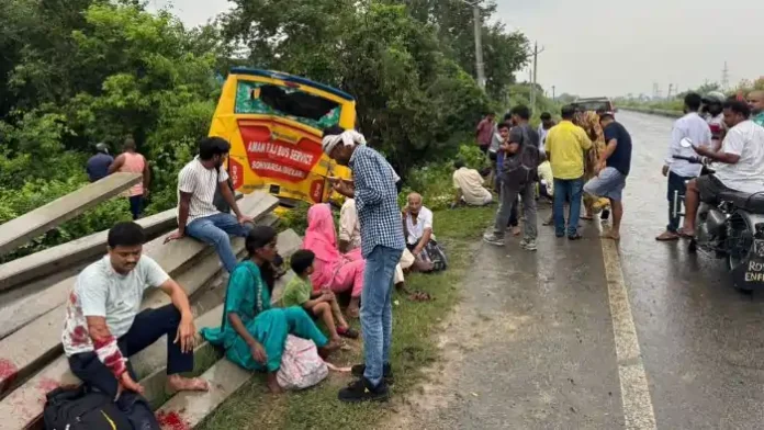 Bus Accident Jagdishpur - जगदीशपुर में सवारी बस को पीछे से तेज रफ्तार ट्रक ने मारी टक्कर