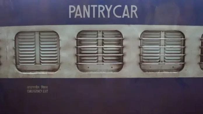 Inspection of Pantry Car - दानापुर एवं आरा स्टेशन पर ट्रेन के पैंट्रीकार में औचक निरीक्षण