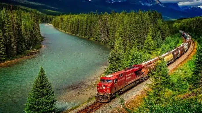 Train Shop - Good News: ट्रेन में अब खरीदें जरूरत की वस्तुएं