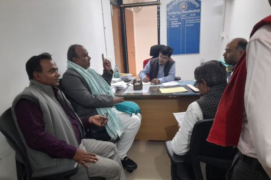 बिजली से संबंधित समस्याओं के समाधान के लिए पदाधिकारी से बात करते भाई दिनेश