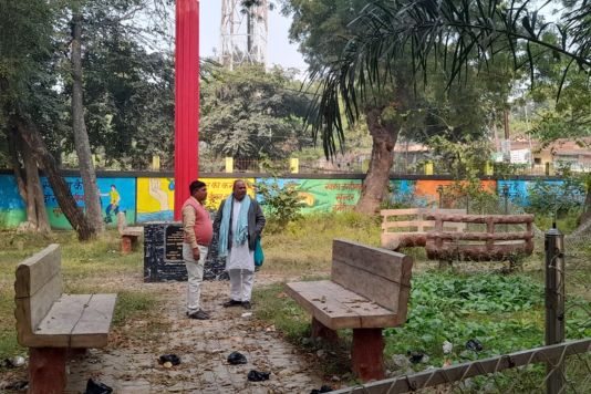जगदीशपुर ब्लॉक-अनुमंडल प्रवेश द्वार के बगल में बने पार्क में गंदगी का अंबार