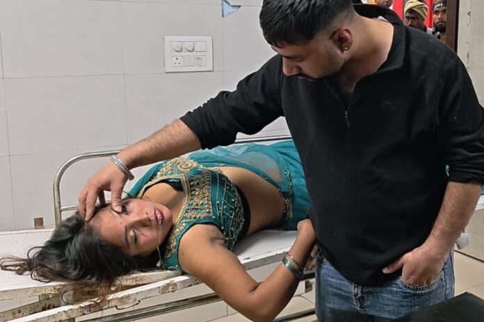 Dancer swallows coin - नाच प्रोग्राम के दौरान डांसर ने निगला सिक्का, हालात गंभीर
