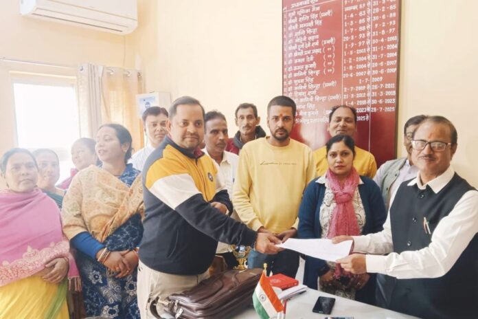 Womens College Ara - एम. एम. महिला कॉलेज में कर्मियों ने की सेवा नियमितीकरण की मांग, प्रधानाचार्य को सौंपा ज्ञापन