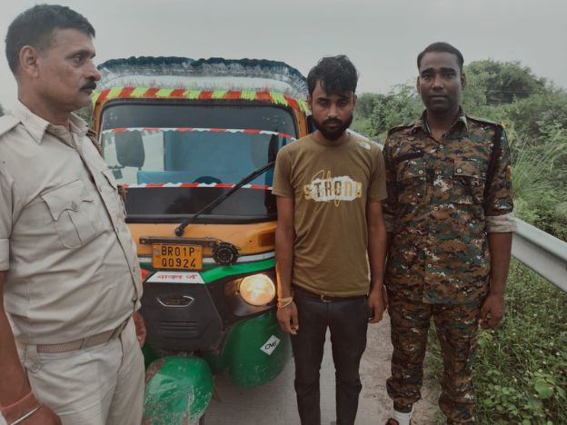 बक्सर-पटना फोरलेन पर गीधा थाना क्षेत्र के ज्ञानपुर मोड़ के पास से एक ऑटो से 240 पीस में कुल 43.200 लीटर विदेशी शराब बरामद 