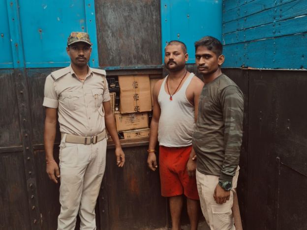 बक्सर-पटना फोरलेन पर मुफस्सिल थाना क्षेत्र के दौलतपुर नदी पुल के पास से एक 10 चक्का ट्रक में बने गुप्त तहखाने से कुल 1152 पीस में कुल 628.200 लीटर विदेशी शराब बरामद