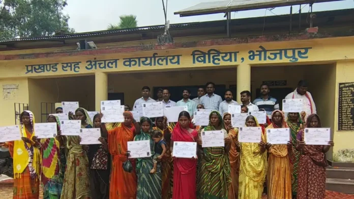 Landless families Bihiya - स्वतंत्रता दिवस के अवसर पर बिहिया में 60 भूमिहीन परिवारों को मिला वास भूमि पर्चा