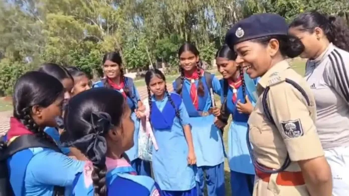 Trainee DSP Sudha - प्रशिक्षु डीएसपी सुधा ने बच्चों के साथ संवाद किया