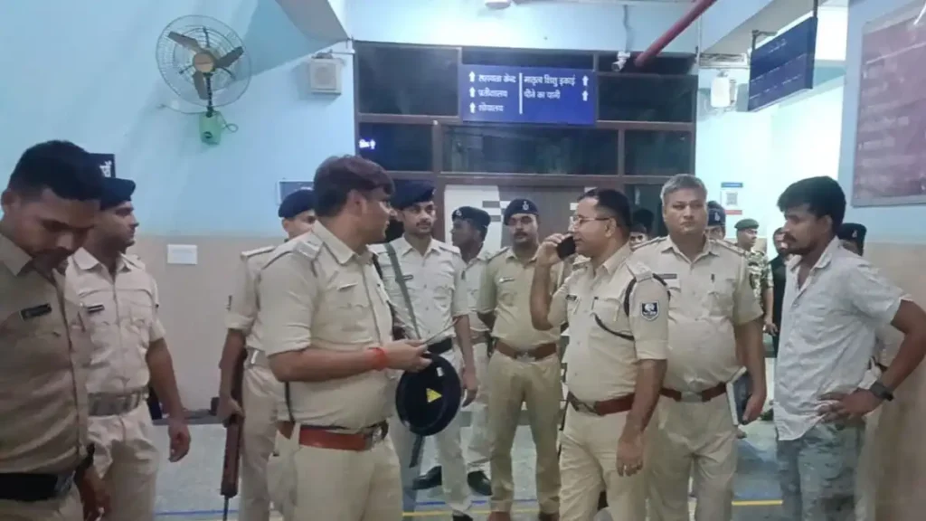 मुख्यालय डीएसपी मनोज कुमार एवं टाउन थानाध्यक्ष देवराज राय पुलिस बल के साथ सदर अस्पताल पहुंचे मुख्यालय डीएसपी मनोज कुमार एवं टाउन थानाध्यक्ष देवराज राय पुलिस बल के साथ सदर अस्पताल पहुंचे