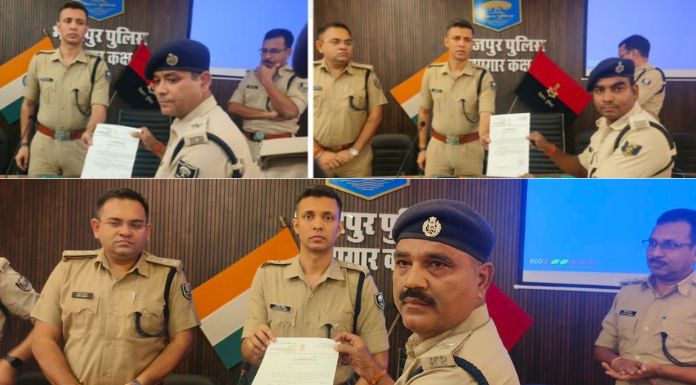 भोजपुर में सराहनीय कार्य करने वाले पुलिस पदाधिकारी और कर्मी सम्मानित SP Awadhesh Dixit honored Bhojpur Police Officers with commendation certificates.