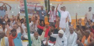 Ramanand Tiwari Halt - रामानंद तिवारी हॉल्ट पर ट्रेनों के ठहराव और विकास को लेकर धरना, रेल प्रशासन को एक माह का अल्टीमेटम